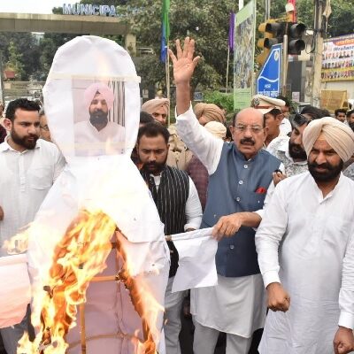 ਮੋਹਿੰਦਰ ਭਗਤ ਵੱਲੋਂ ਮਰਹੂਮ ਦਲਿਤ ਆਗੂ ਬੂਟਾ ਸਿੰਘ ਬਾਰੇ ਅਪਮਾਨਜਨਕ ਟਿੱਪਣੀ ਕਰਨ ’ਤੇ ਰਾਜਾ ਵੜਿੰਗ ਖਿਲਾਫ਼ ਦਿੱਤਾ ਗਿਆ ਧਰਨਾ